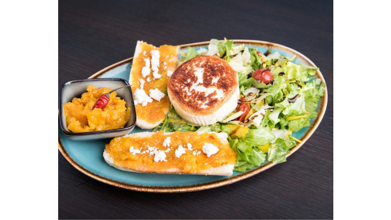 Capri Zugló - Grillezett kecskesajt ÚJ! paninivel, sárgabarack chutneyval és kecskesajt morzsával