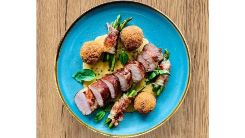 Capri Zugló - Sonkába göngyölt szűz (vargánya gombás arancinivel,baconba göngyölt zöldbabbal, zöldbors mártással)