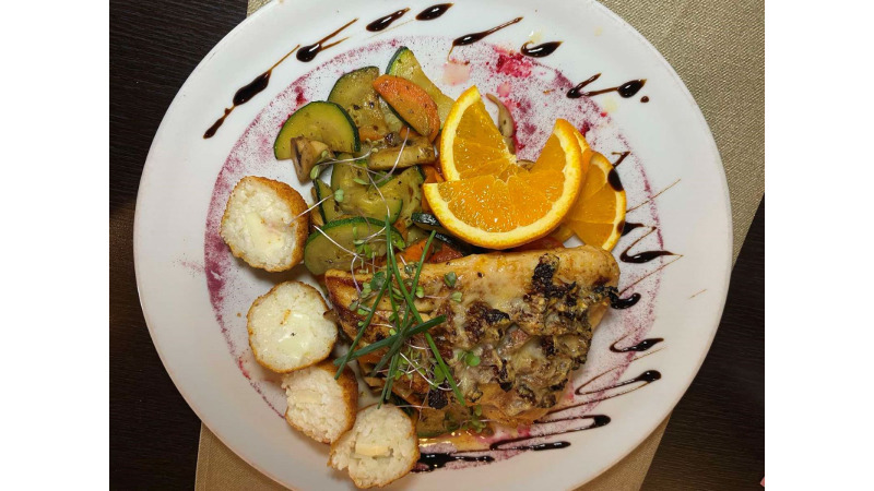 Capri Zugló - Aszalt paradicsommal, parmezánnal sült csirkemell (mozzarellás arancinivel, grill zöldséggel)